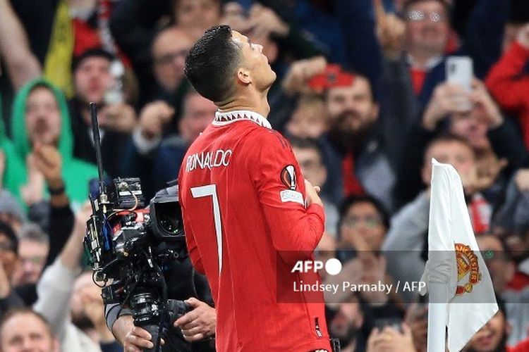 Striker Man United, Cristiano Ronaldo, melakukan selebrasi tidur usai menjebol gawang Sheriff dalam laga Grup E Liga Europa 2022-2023 di Stadion Old Trafford, Jumat (28/10/2022) dini hari WIB. Terkini, Ronaldo tengah mempersiapkan diri melawan Real Sociedad dalam matchday keenam Liga Europa 2022-23. Pertandingan Real Sociedad vs Man United dalam jadwal Liga Europa diselenggarakan di Stadion Reala, San Sebastian, Spanyol, pada Jumat (4/11/2022)