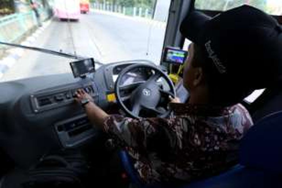 Salah seorang petugas terlihat sedang mengendarai Bus Vintage Transjakarta yang menuju halte Busway Blok M, Jakarta Selatan. Minggu ( 27/11/2016). Bus Vintage Transjakarta dibuat untuk mengenang kejayaan bus Pengangkut Penumpang Djakarta (PPD).