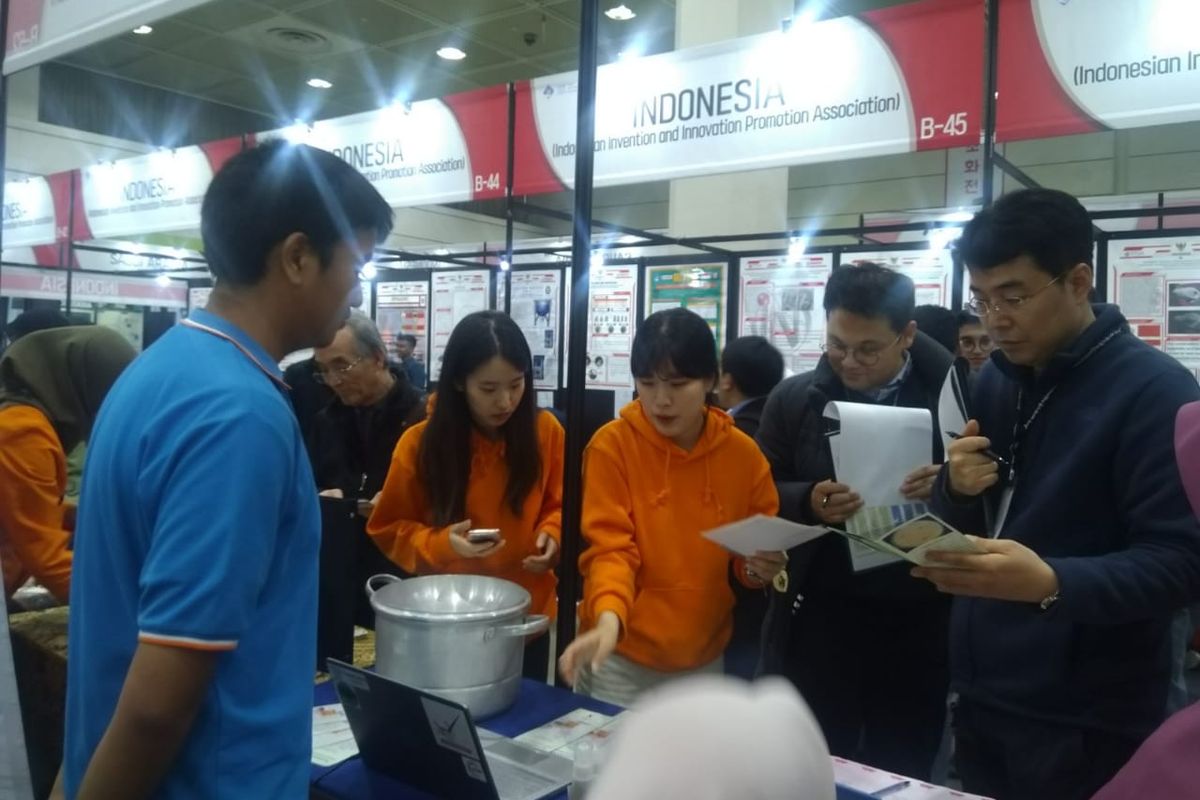 Siswa Fatih Bilingual School Aqil Naufal Syahrul dan Muhammad Syafiq Akbar unjuk kemampuan dalam olimpiade penelitian dan proyek sains SIIF (Seoul International Invention Fair) di Seoul, Korea pada tanggal 27-30 November 2019.

