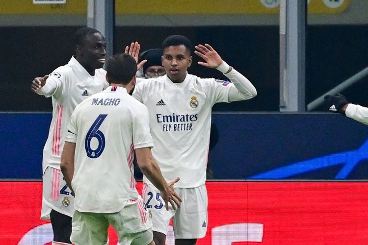 Penyerang Real Madrid Brazil Rodrygo (3rdL) merayakan kemenangannya setelah mencetak gol pada pertandingan sepak bola Grup B Liga Champions UEFA Inter Milan vs Real Madrid pada 25 November 2020 di stadion Giuseppe-Meazza (San Siro) di Milan.