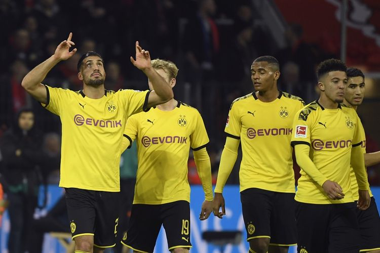 Gelandang Borussia Dortmund, Emre Can (L) merayakan dengan rekan setimnya setelah mencetak gol selama pertandingan sepak bola Bundesliga divisi satu Jerman, Bayer 04 Leverkusen vs BVB Borussia Dortmund di Leverkusen, Jerman barat pada 8 Februari 2020. (Foto oleh INA FASSBENDER / AFP)