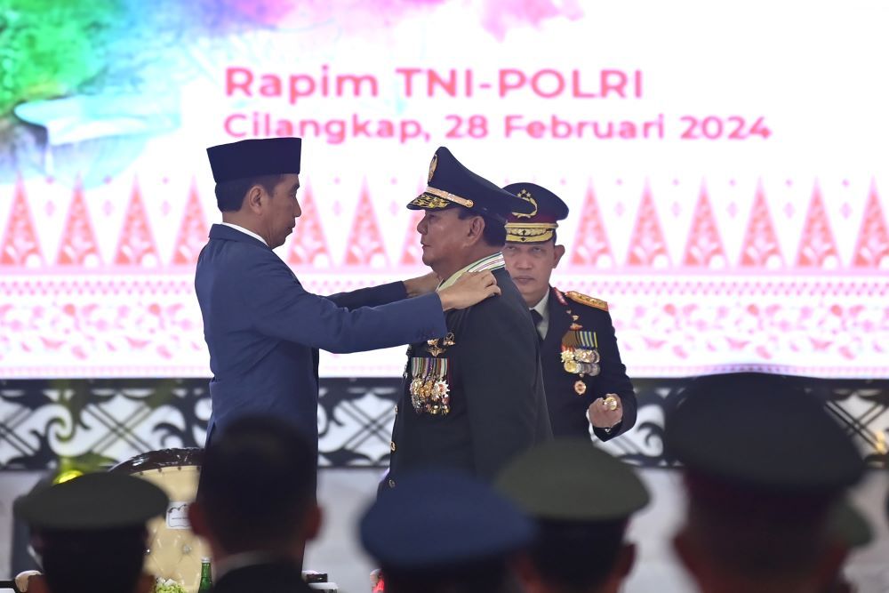 Jokowi Sematkan Pangkat Jenderal Kehormatan kepada Prabowo