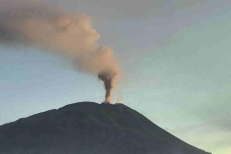Foto: Gunung Ile Lewotolok di Kabupaten Lembata, Nusa Tenggara Timur (NTT) kembali erupsi atau letusan puluhan kali, Selasa (21/2/2023).
