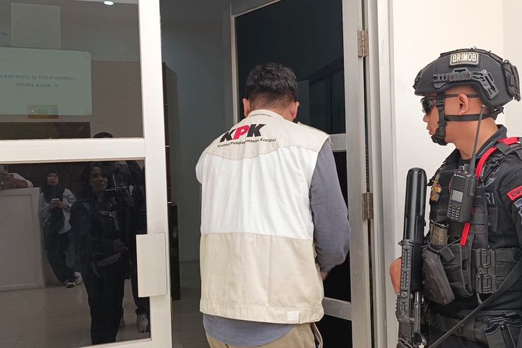KPK Geledah Sejumlah Ruangan di Kantor Bupati Lombok Barat