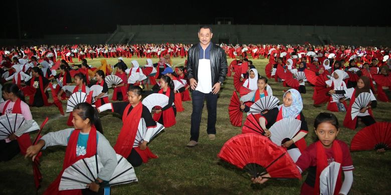 Ketua Panitia Festival Gandrung Sewu Budianto sedang meninjau latihan 1.300 penari yang akan membawakan sendratari epic Gandrung Sewu, di Pantai Marina Boom, Bayuwangi, Sabtu (12/10/2019).