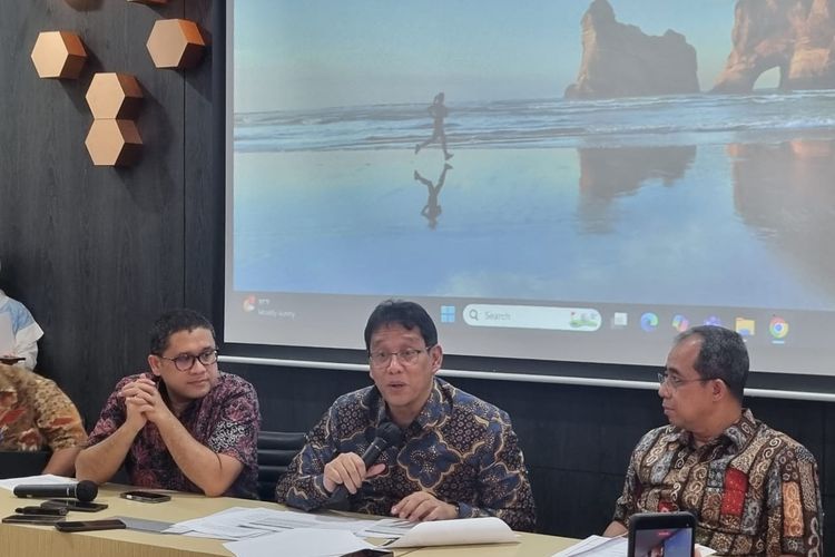 Dirjen Strategi Ekonomi dan Fiskal Kemenkeu Febrio Kacaribu, Menteri Keuangan Purbaya Yudhi Sadewa, dan Sekjen Kemenkeu Hery Pambudi saat media briefing di kantornya, Jakarta, Jumat (26/9/2025).