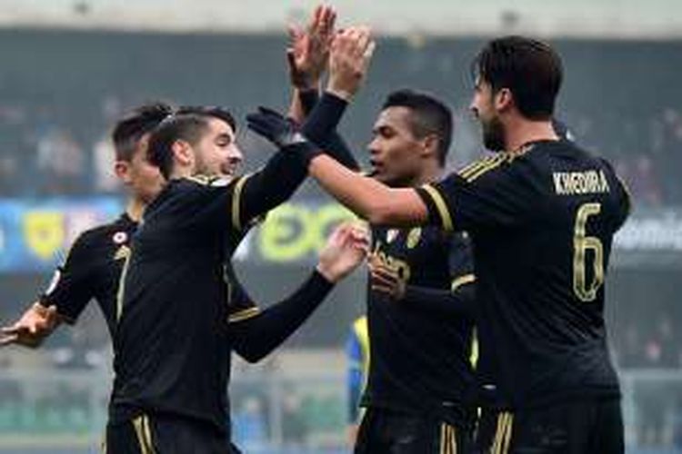 Para pemain Juventus merayakan gol ke gawang Chievo Verona, pada laga lanjutan Serie A di Stadion Marc' Antonio Bentegodi, Minggu (31/1/2016). Juventus menang dengan skor telak 4-0.