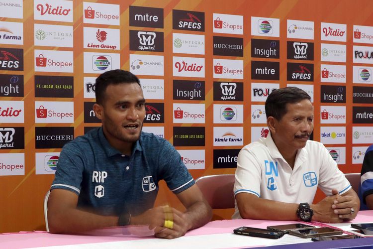 Pemain Barito Putera Rizky Pora dan pelatih Djadjang Nurdjaman saat preskon seusai menahan imbang tuan rumah Madura United pada Pekan 18 Liga 1 2019 yang berakhir dengan skor 2-2 di Stadion Gelora Bangkalan, Jawa Timur, Sabtu (14/09/2019) sore.