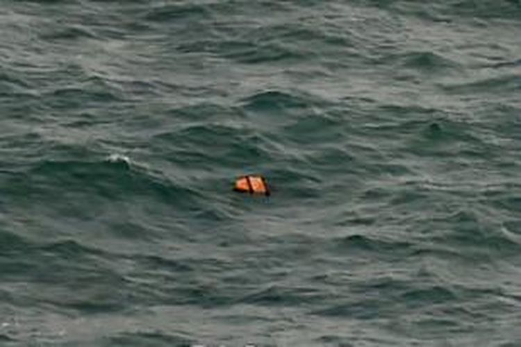 Puing mengambang di area yang sama dengan puing lainnya terlihat saat operasi pencarian pesawat AirAsia QZ8501 di atas Laut Jawa, Selasa (30/12/2014). Puing tersebut masih diselidiki pihak berwenang, apakah terkait pesawat AirAsia yg hilang.