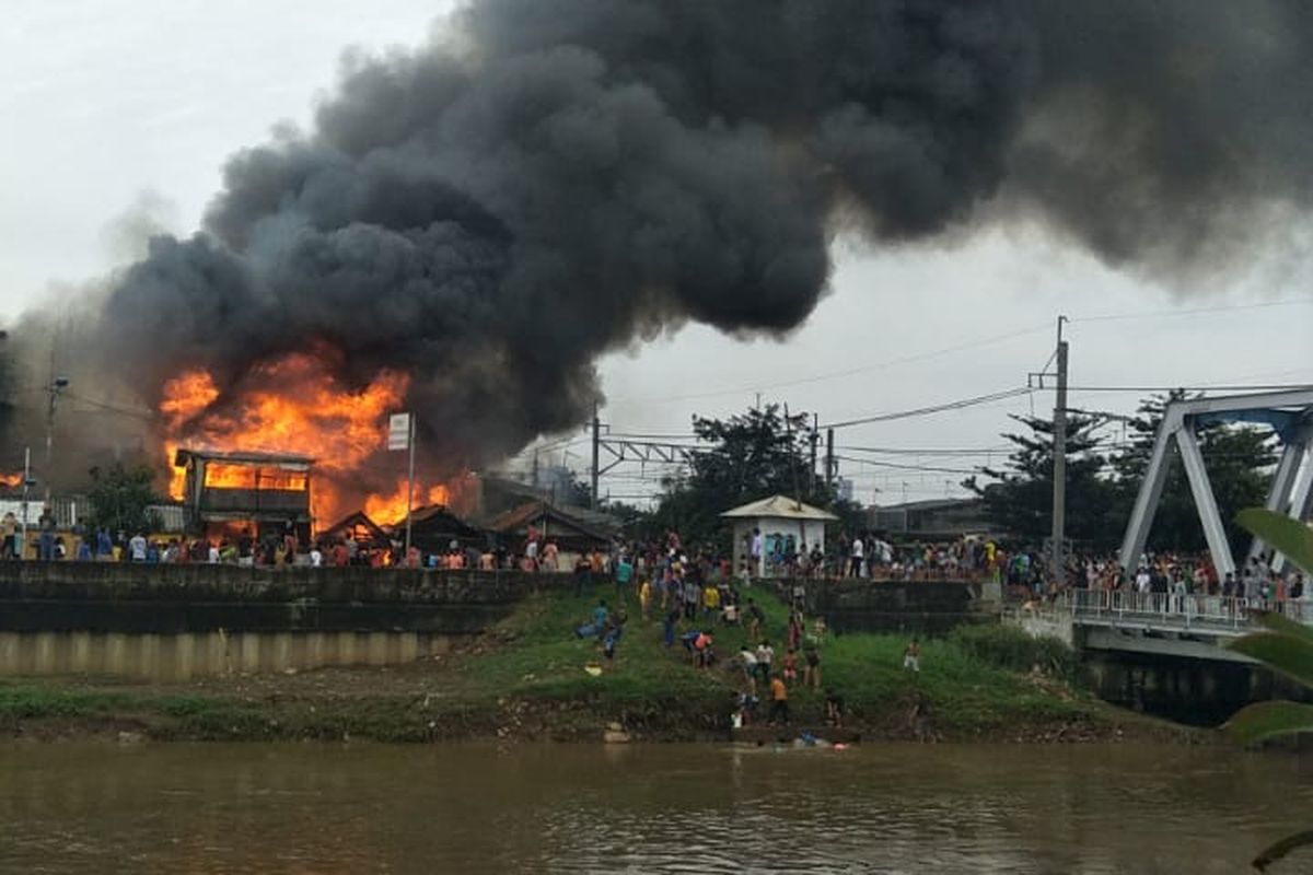 Kebakaran di Jalan Kalianyar Raya RT 007 RW 008, Kelurahan Kali Anyar, Kecamatan Tambora, Rabu (17/2/2021). 