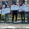 Pekerja Seni di Ngawi Unjuk Rasa di Depan PN, Tuntut Keadilan Kasus Pengeroyokan MC