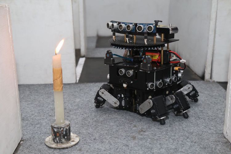 Robot Dome rakitan Tim Robot UMM yang menjuarai Kontes Robot Indonesia (KRI) kategori kontes robot pemadam api Indonesia (KRPAI) 