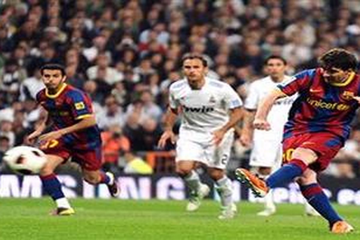 Lionel Messi melakukan tendangan penalti yang membobol gawang Real Madrid dalam laga "El Clasico", lanjutan Liga BBVA, Sabtu atau Minggu (17/4/2011) dini hari. Pertandingan berakhir 1-1, setelah Cristiano Ronaldo menyamakan kedudukan juga lewat tendangan penalti. 