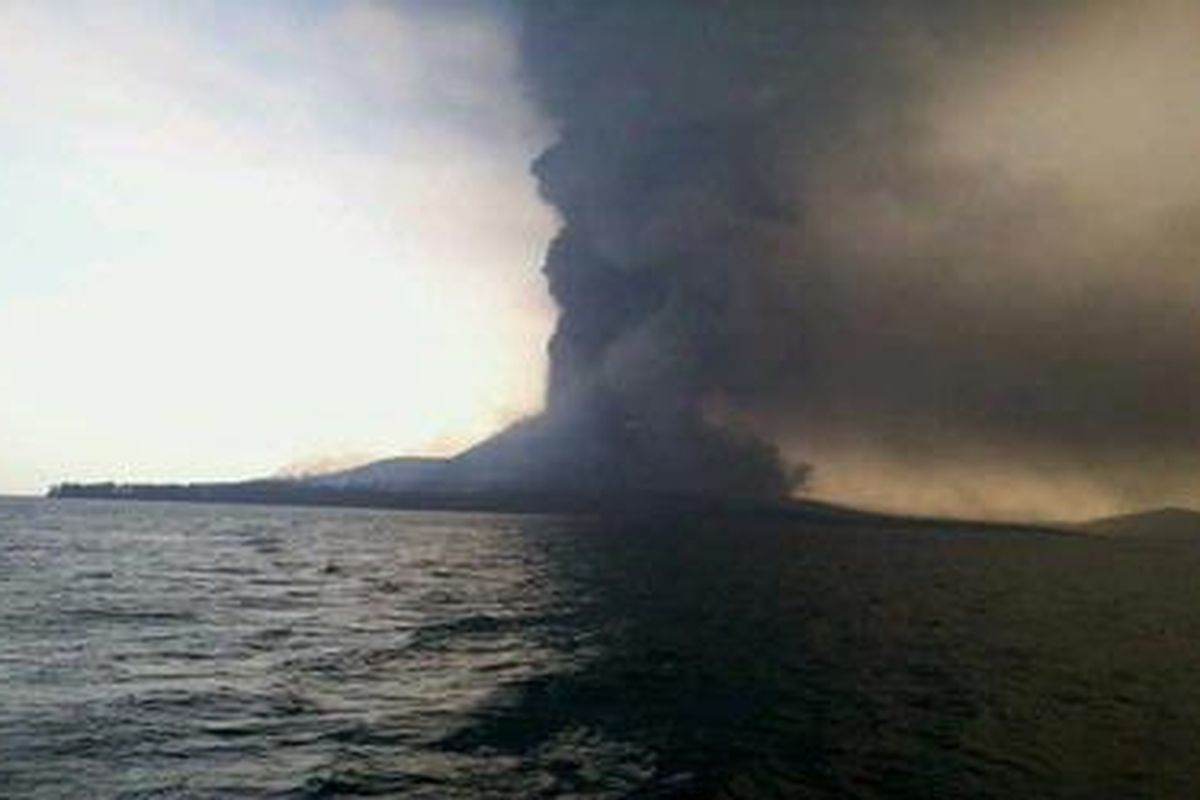 Wisatawan yang berencana hendak mengunjungi kawasan Gunung Anak Krakatau di Selat Sunda diimbau untuk berpikir ulang dan mengurungkan niatnya, Senin (3/9/2012). 