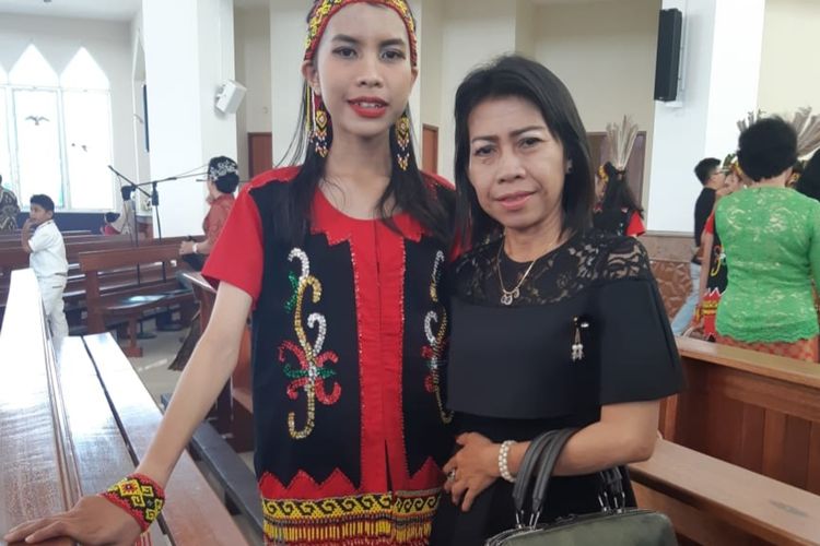 Marselina sambil mengenak pakaian adat Dayak berfoto bersama ibunya Marcieny, belum lama ini.