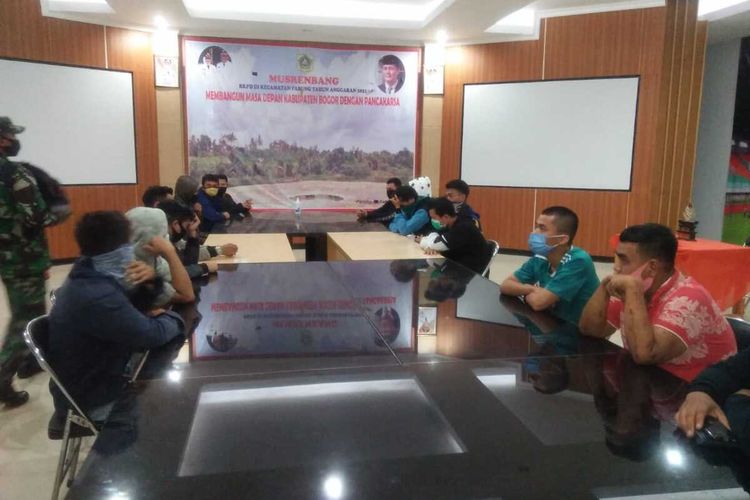 Belasan lelaki yang diduga gay diamankan di Kantor Kecamatan Parung, Kabupaten Bogor, Jawa Barat, Minggu (19/4/2020).