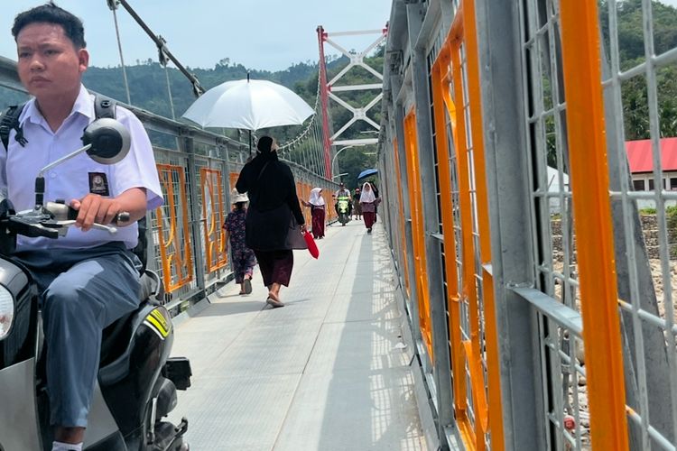 Jembatan Gantung 100 Meter di Pesisir Selatan Rampung, Akses 400 KK Kembali Pulih