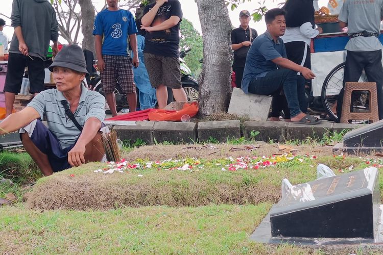 Turnadi (62) warga Kedaung Wetan Kota Tangerang yang sedang duduk menunggu peziarah yang ingin menggunakan jasa dirinya untuk membersihkan pemakaman. Ia menunggu karena para peziarah di TPU Selapajang Kota Tangerang mulai ramai menjelang ramadhan 1444 Hijriyah, Minggu (19/3/2023).