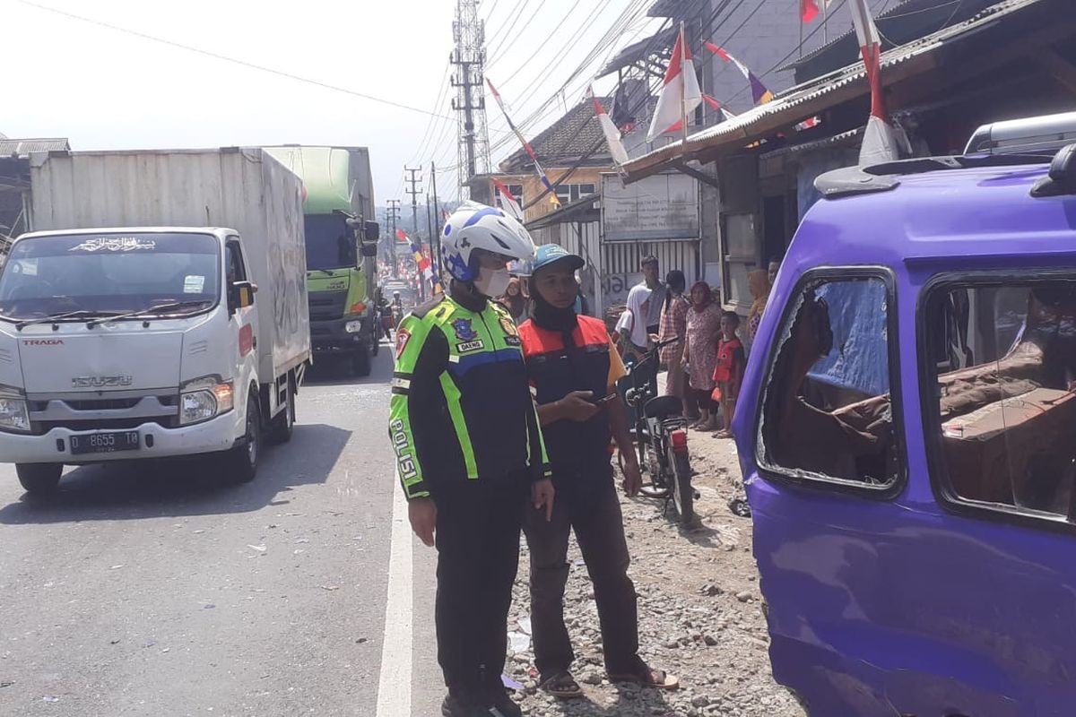 Kondisi angkot yang tertabrak dari belakang oleh Mitsubishi Colt diesel di ruas Jalan Sukabumi-Bogor,, alami pecah kaca dibagian belakang dan bengkok pada bagian body belakang