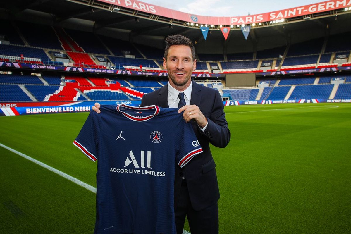 Lionel Messi memamerkan jersey Paris Saint-Germain (PSG) di Stadion Parc des Princes, Selasa (10/8/2021),