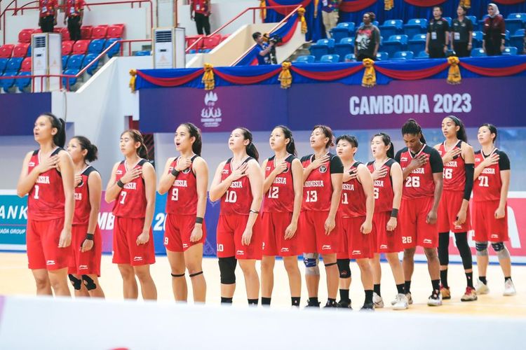 Timnas basket putri Indonesia saat melawan Filipina pada pertandingan fase grup SEA Games 2023 Kamboja di Morodok Techo National Stadium, Elephant Hall 2, Phnom Penh, pada Jumat (12/5/2023). Terkini, timnas basket putri Indonesia kembali mengukir sejarah dengan menjuarai FIBA Asia Womens Cup 2023 Divisi B sekaligus promosi ke Divisi A.