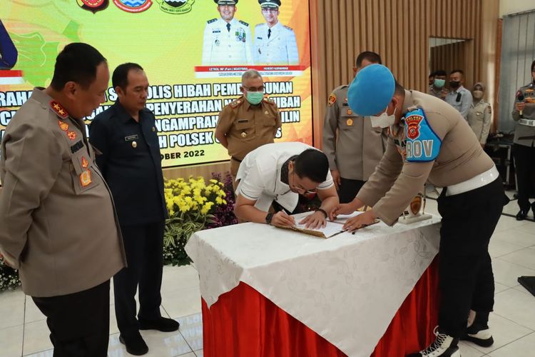 Plt Bupati Bandung Barat Hengky Kurniawan tandatangani penyerahan naskah hibah lahan untuk pembangunan Mapolsek Ngamprah, Selasa (11/10/2022).