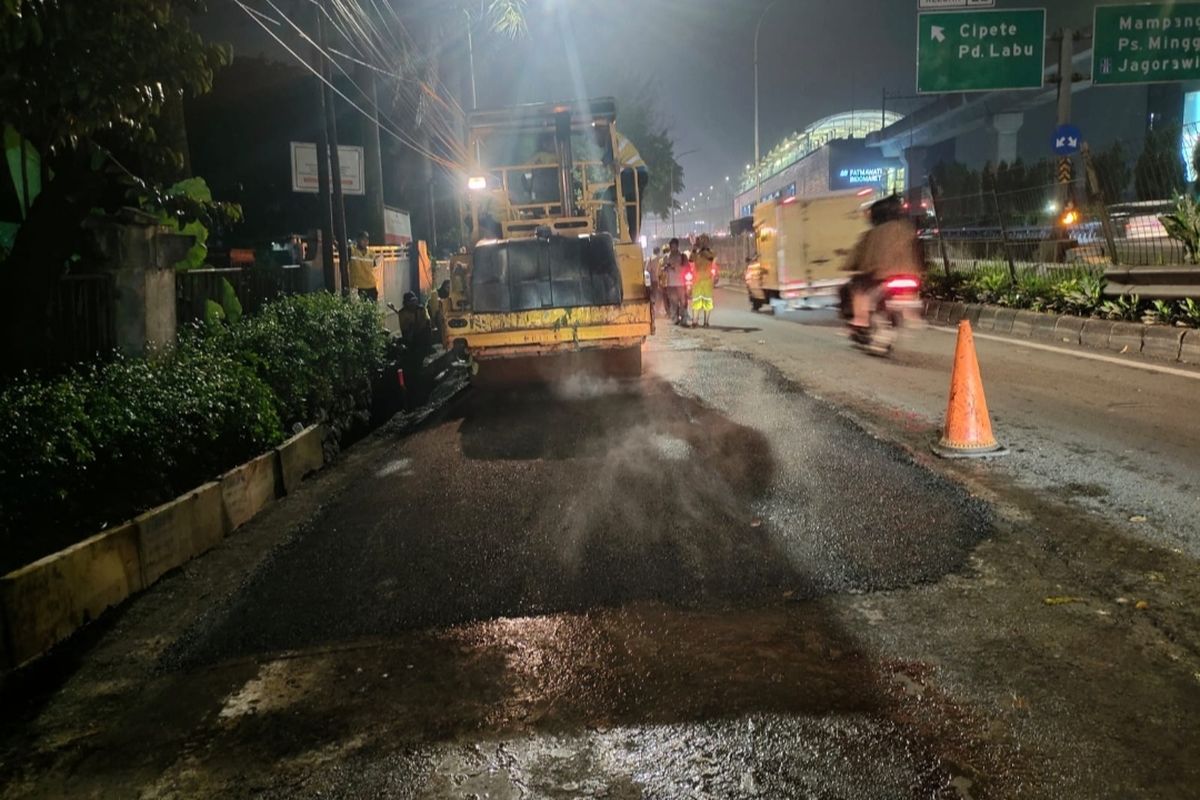 Sudin Bina Marga telah memperbaiki seagian Jalan RA Kartini di Cilandak yang ambles pada Sabtu (15/10/2022).