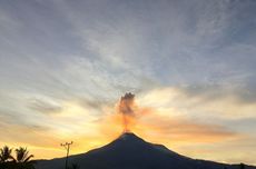 Gunung Lewotobi Masih Bergemuruh hingga Selasa Pagi