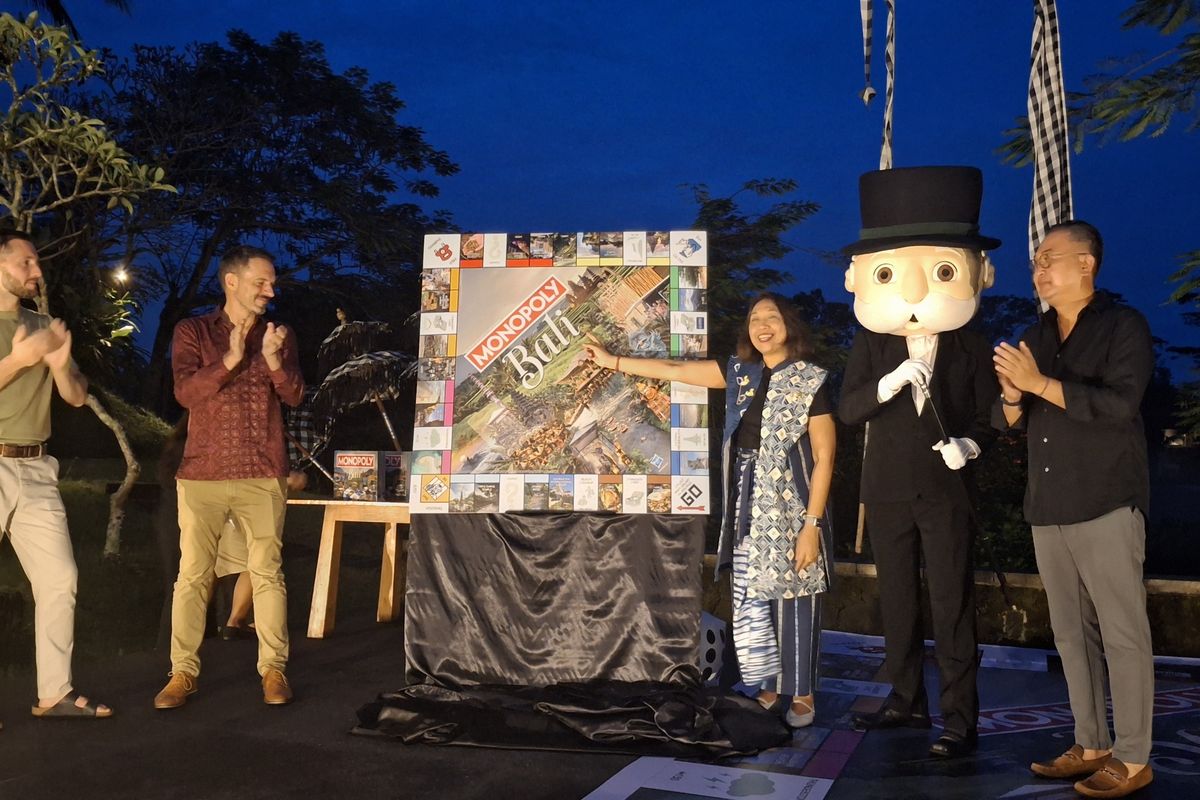 Deputi Bidang Pemasaran Kementerian Pariwisata, Ni Made Ayu Marthini saat meluncurkan permainan monopoli versi Bali di Ubud, Kabupaten Gianyar, Jumat (9/5/2025).
