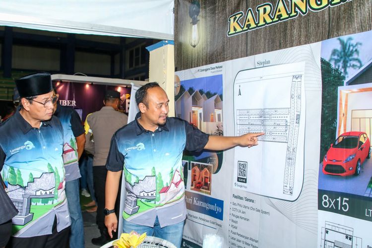Wakil Bupati Lamongan Abdul Rouf (kiri), saat mengunjungi gelaran Lamongan Properti Expo 2022 di GOR Sport Center Lamongan, Jawa Timur. Agenda ini akan berlangsung hingga 26 November 2022.