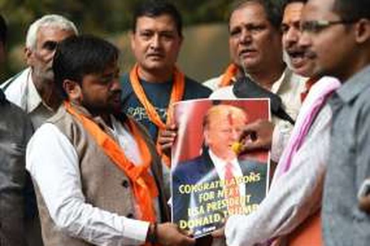 Kelompok Hindu Sena merayakan kemenangan calon presiden AS dari Partai Republik Donald Trump lebih awal dari pelaksanaan pemilu di AS, 8 November. Perayaan kemenangan ini dilakukan di New Delhi, pada akhir pekan lalu. 