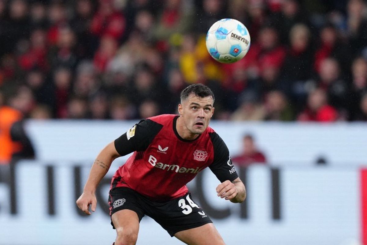 Granit Xhaka menyongsong bola dalam pertandingan sepak bola Bundesliga antara Bayer Leverkusen vs Freiburg di Leverkusen pada 21 Desember 2024. (Photo by Pau BARRENA / AFP)