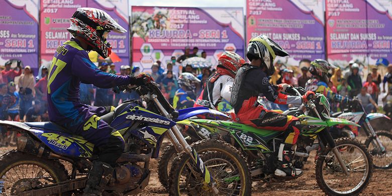 Para pembalap saat berlaga di Sijang Accor Racing Circuit, Kecamatan Galing, Kabupaten Sambas, Kalimantan Barat (9/7/2017)