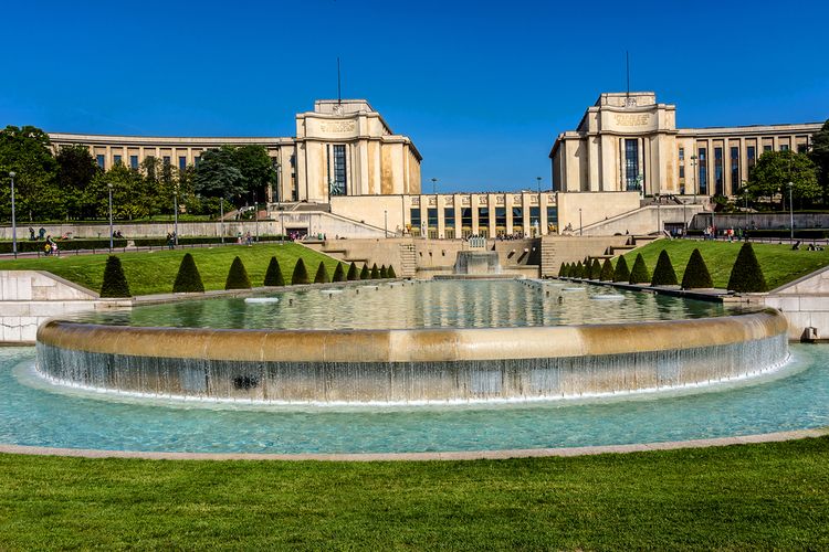 Kolam air mancur di Taman Trocadero 