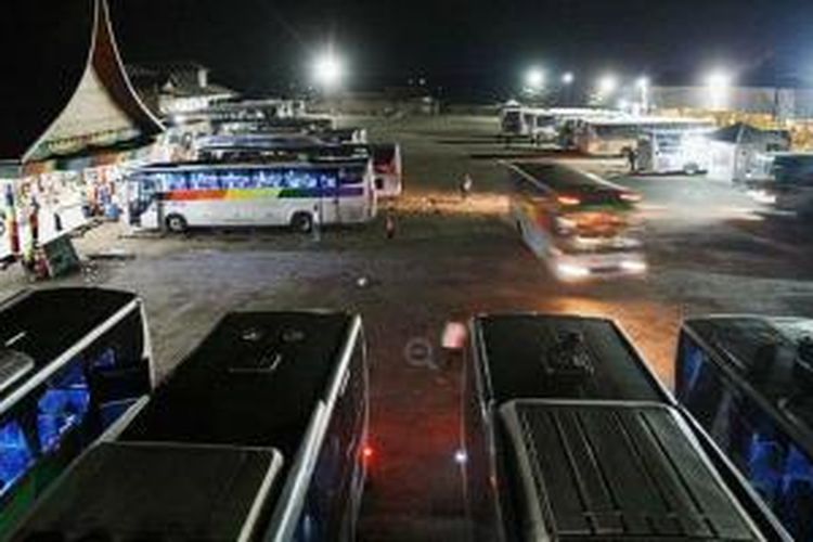 Suasana Rumah Makan Taman Selera di jalur pantura, Indramayu, Jawa Barat, mirip terminal bus. Rumah makan seluas 4 hektar ini didirikan Rusdi Safri dari Sumpur.