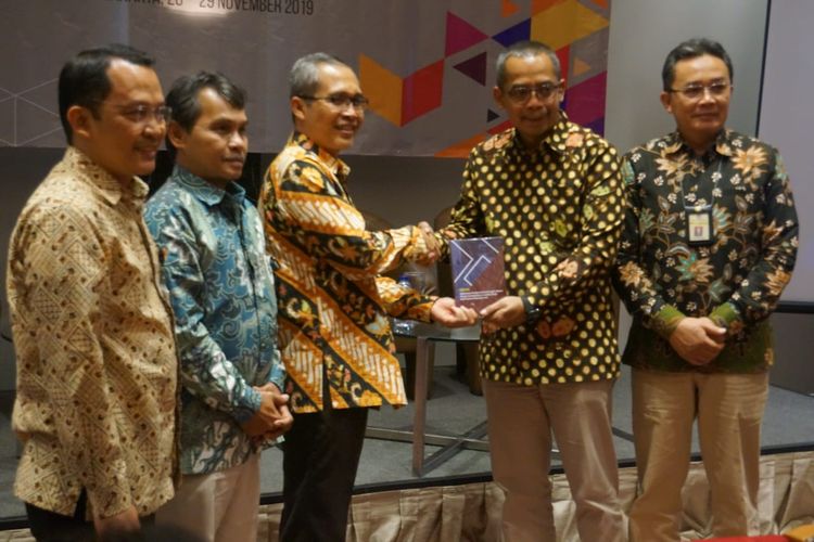 Wakil Ketua KPK Alexander Marwata menyerahlan buku kepada Direktur Jenseral Pajak Kementerian Keuangan Suryo Utomo dalam acara Workshop Optimalisasi Kerjasama Penegak Hukum dan Otoritas Pajak dalam Upaya Pengembalian Kerugian Negara Akibat Tindak Pidana Korupsi dan Tindak Pidana Pajak (Komparasi Praktek Terbaik Negara Lain) di Hotel Wyndham Casablanca, Jakarta Selatan, Kamis (28/11/2019). 