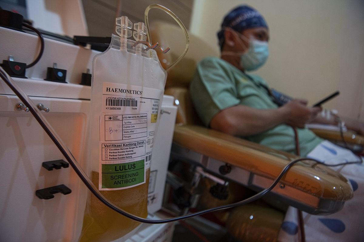 Pasien sembuh COVID-19 mendonorkan plasma konvalesen di Unit Tranfusi Darah (UTD) PMI Palembang, Sumatera Selatan, Senin (18/1/2021). Ketua Umum Palang Merah Indonesia (PMI) Jusuf Kalla menargetkan sebanyak 5.000 orang pasien sembuh COVID-19 mendonorkan plasma konvalesennya dalam satu bulan untuk menekan angka kematian akibat pandemi. ANTARA FOTO/Nova Wahyudi/rwa.
