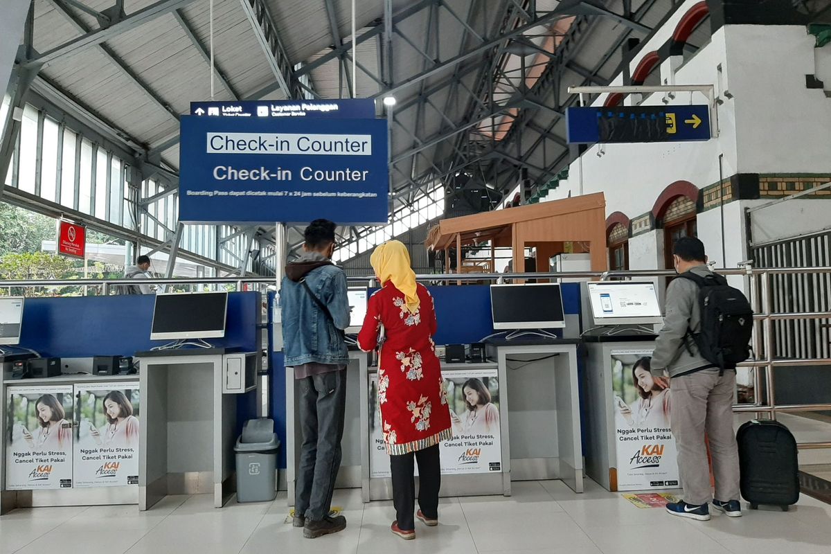 Calon penumpang di Stasiun Tawang Semarang, Selasa (22/12/2020).
