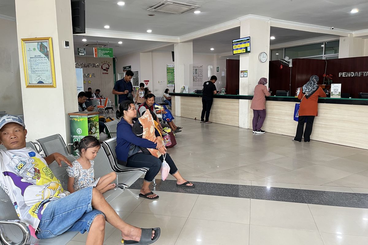 Suasana ruang rawat jalan RSI Siti Hajar, Sidoarjo yang tampak lengang, Selasa (30/9/2025).