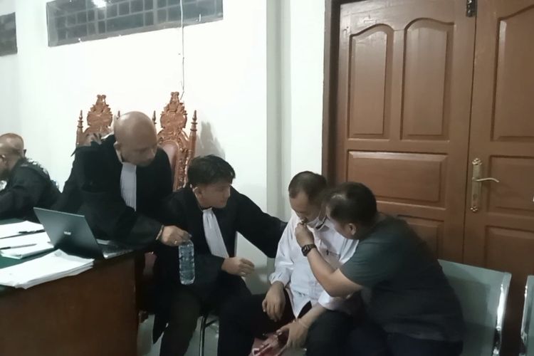 Terdakwa mantan bendahara APBN KPU Fakfak saat siuman dari pingsan di pengadilan 