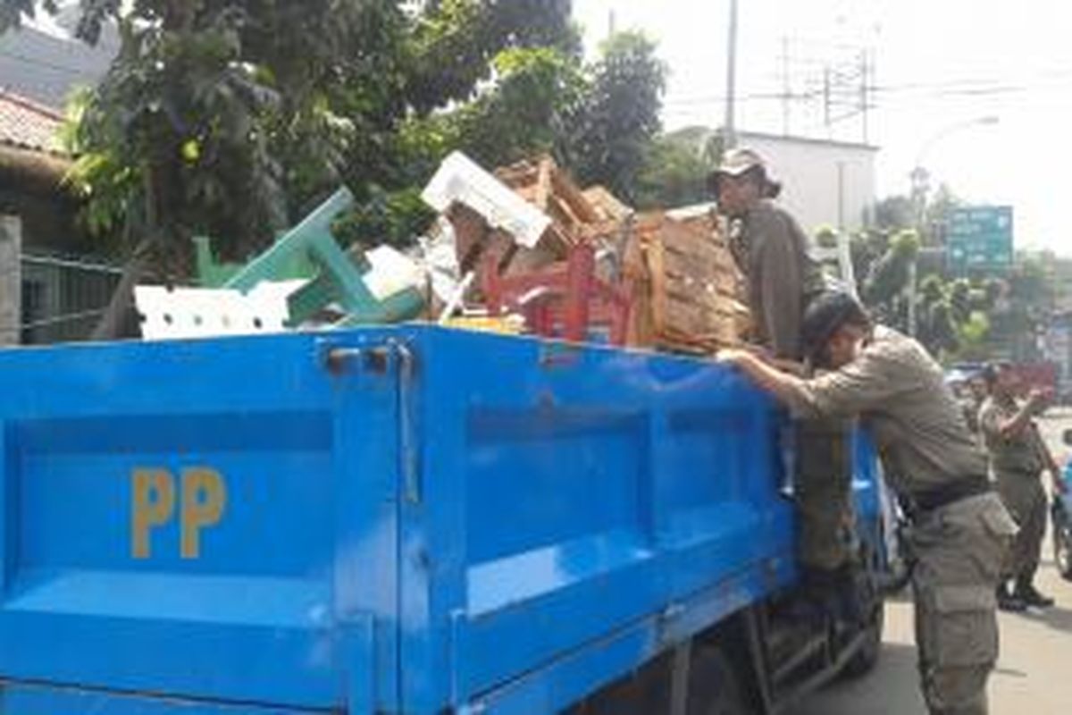 Petugas Satpol PP menertibkan pedagang kaki lima (PKL) di kawasan Tanah Abang, Jakarta Pusat, Kamis (17/7/2014).