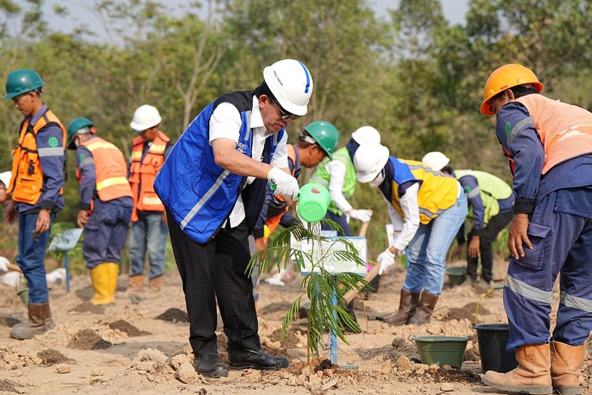 PT Bukit Asam Tbk (PTBA) Soft Launching Reklamasi Bentuk Lain untuk Pengembangan Budi Daya Kaliandra Merah di Tanjung Enim, Sumatera Selatan (Sumsel), Senin (9/10/2023).

