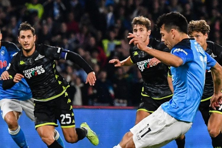 Penyerang Napoli asal Meksiko, Hirving Lozano kala mengeksekusi penalti dalam laga Liga Italia 2022-2023 kontra Empoli di Stadion Diego Armando Maradona, 8 November 2022.