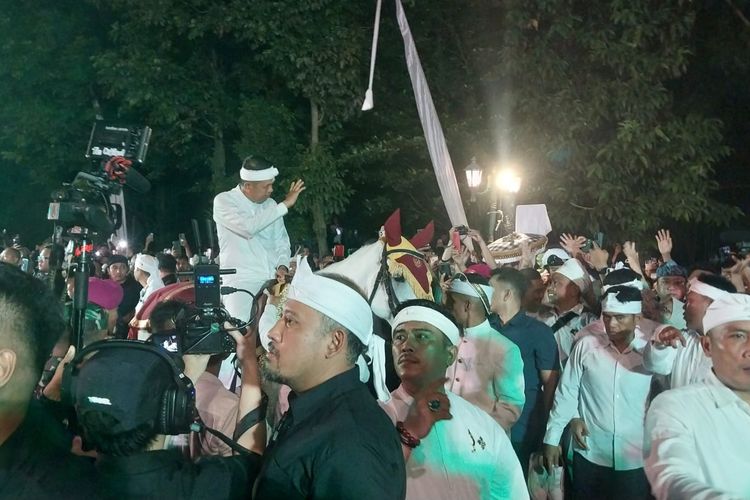 Meriahnya Kirab Mahkota Binokasih di Bogor, Dedi Mulyadi Naik Kuda, Diiringi Lantunan Angklung