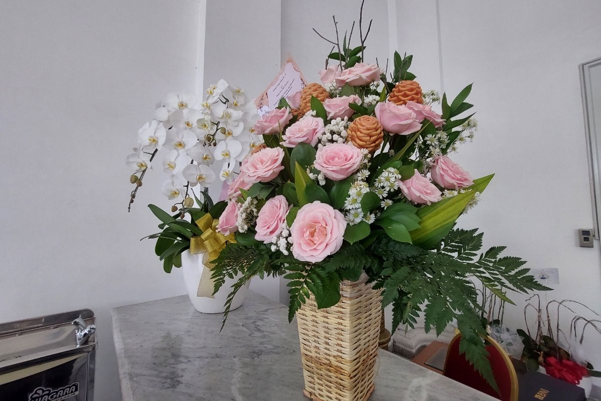 Rangkaian bunga berisikan ucapan selamat ulang tahun kepada Penjabat Gubernur DKI Jakarta Heru Budi Hartono yang berada di Pendopo Balai Kota DKI Jakarta, Jakarta Pusat, Selasa (13/12/2022).
