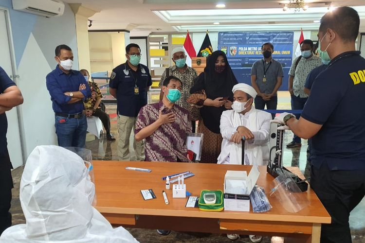 Pemimpin Front Pembela Islam Rizieq Shihab ketika melakukan pemeriksaan swab antigen sebelum melaksanakan pemeriksaan di Polda Metro Jaya, pada Sabtu (12/12/2020).