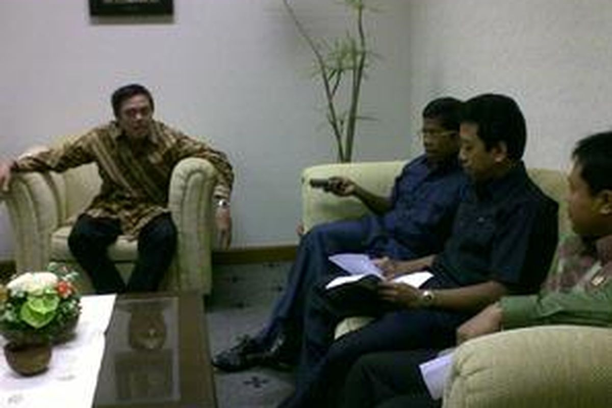 Tim Pansus Hak Angket Pengusutan Kasus Bank Century DPR RI yang bertugas di Jakarta terlebih dulu disambut oleh Direktur Direktorat Akunting dan Sistem Pembayaran Ronald Waas ketika tiba di BI, Jumat (12/2/2010). Ketika tiba, Ketua Pansus Idrus Marham didampingi oleh Anggota Pansus Romahurmuzi dan Muh. Toha.