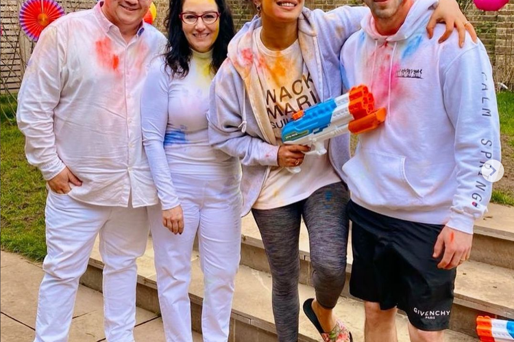 Pasangan Hollywood Priyanka Chopra dan Nick Jonas merayakan holi yang menjadi tradisi India
