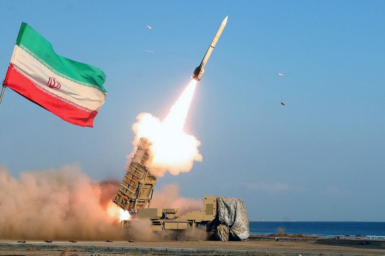 Pasukan Iran menembakkan rudal dalam latihan militer di Pantai Makran, Teluk Oman, dekat Selat Hormuz, 31 Desember 2022. Selat Hormuz kini menjadi titik konflik terbaru antara Iran dan Amerika Serikat.