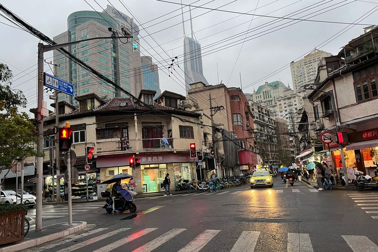 Lalu lintas kendaraan di Kota Shanghai, China.